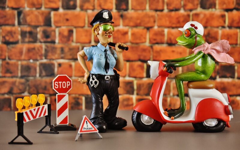 人形の警察とトカゲ